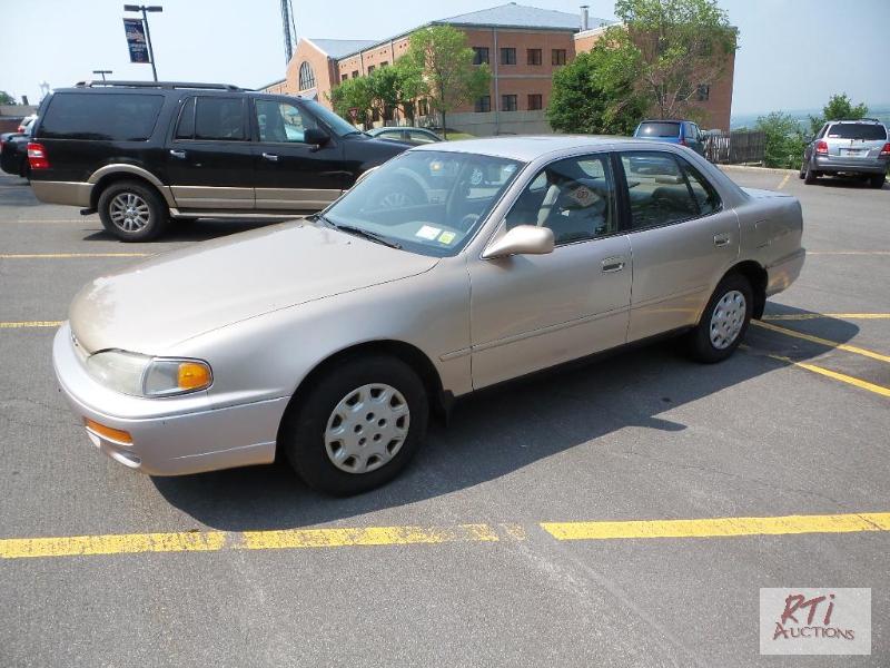 lot 1 image: 1996 TOYOTA CAMRY, VIN 4T1BG12K0TU720478, A...