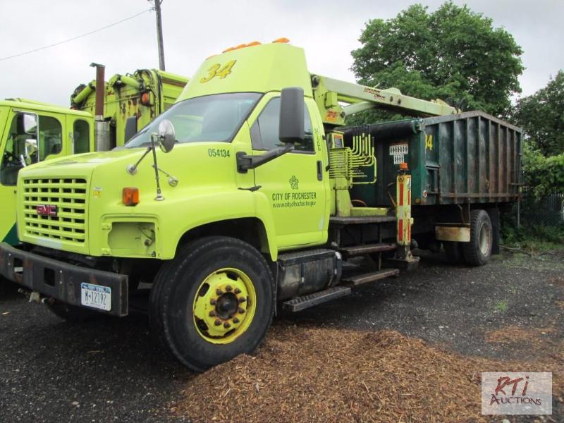 lot 18 image: 2005 GMC equipped with Petersen Lightning Loa...