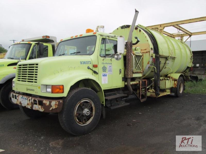lot 20 image: 1993 IH 4900 equipped with Pakmor 19 cubic ya...