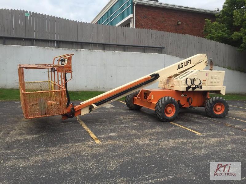 lot 26 image: 40 JLG Platform tilt swivel basket, gas or p...