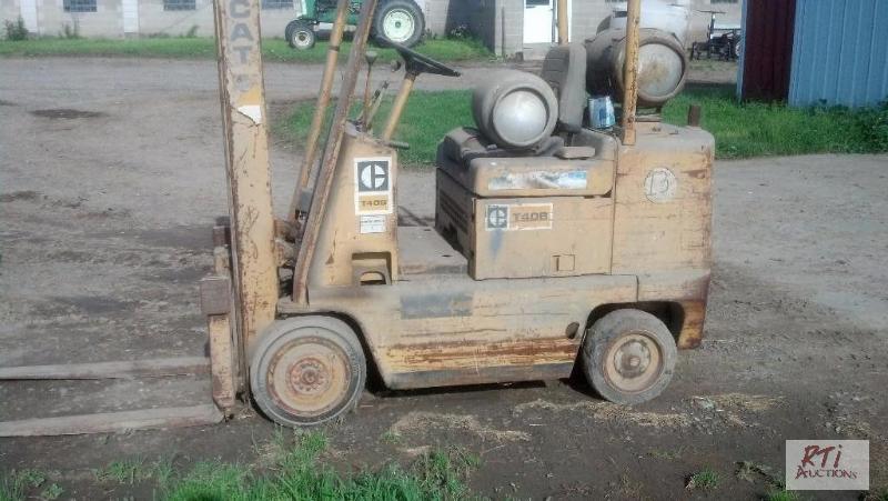 lot 29 image: Cat T40B propance forklift, 4000lbs lift capa...