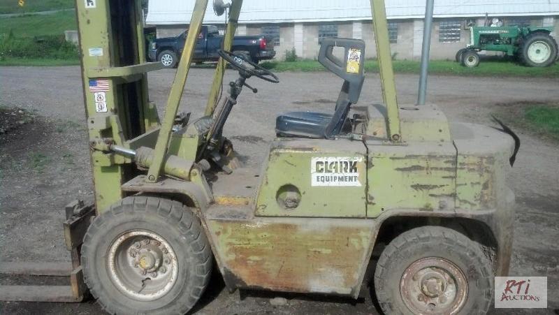 lot 30 image: Clark C500Y70 forklift, gas engine runs but n...