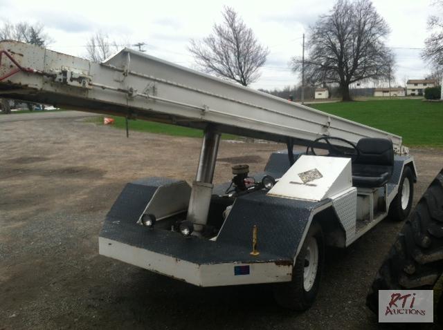 lot 32 image: Self-propelled hydraulic belt elevator, power...