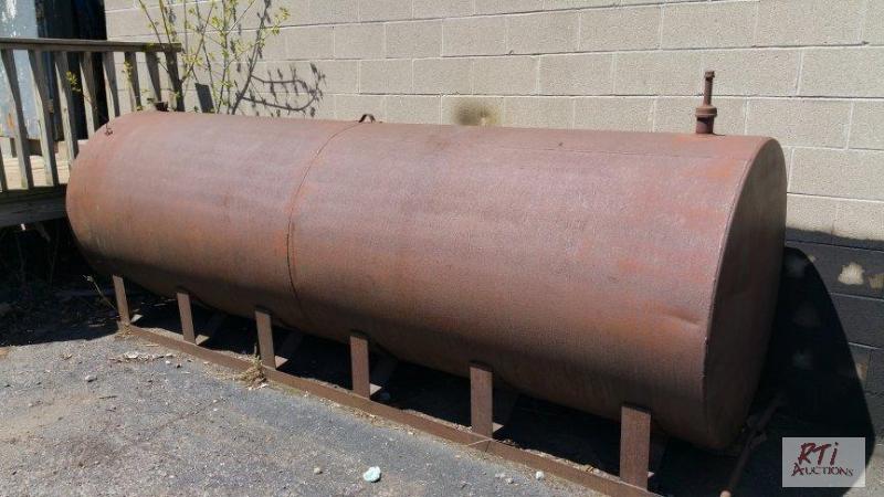 lot 38 image: Fuel or oil tank Aprox. 2000 gallons, good c...