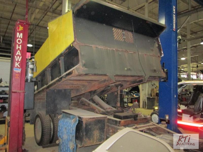 lot 47 image: 2000 Ford F550 4WD dump, VIN# for chassis 1FD...