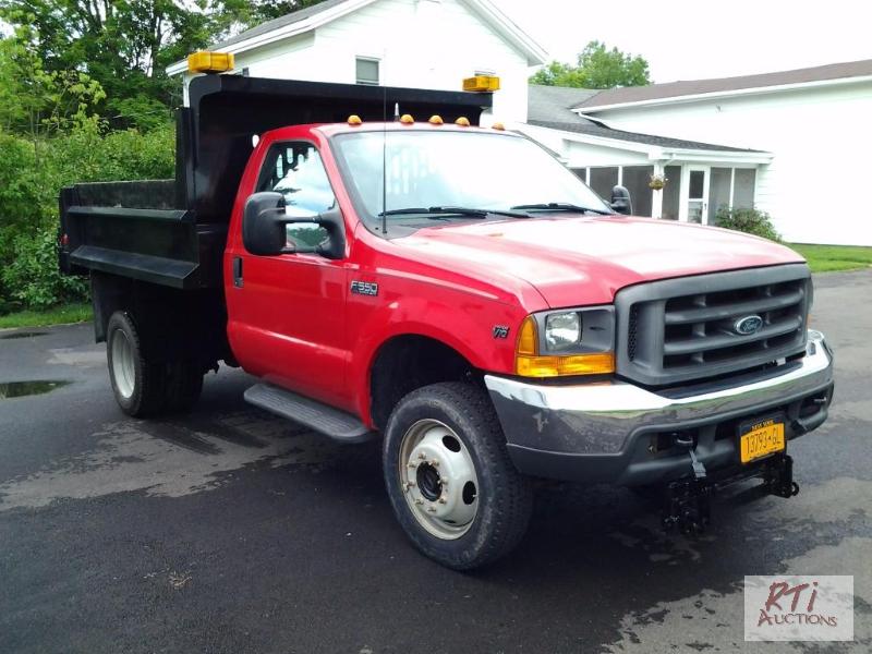 lot 8 image: 1999 Ford F550 4x4 dump truck, V10 engine wit...