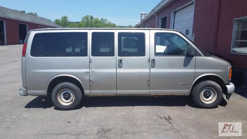 lot 12 image: 2002 Chevrolet Express Van
