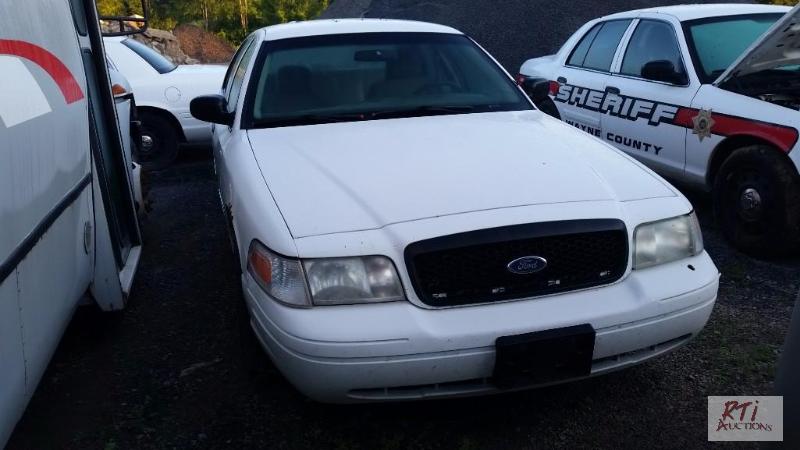 lot 13 image: 2003 Ford Crown Victoria