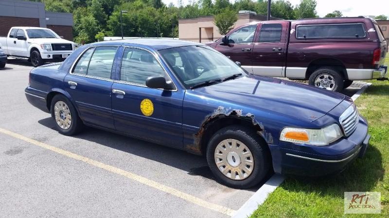 lot 16 image: 2004 Ford Crown Victoria