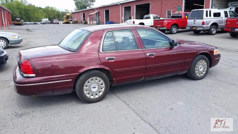 lot 17 image: 2004 Ford Crown Victoria