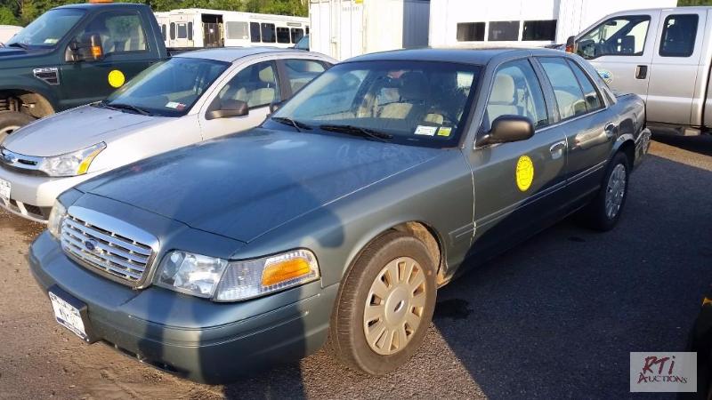 lot 18 image: 2006 Ford Crown Victoria