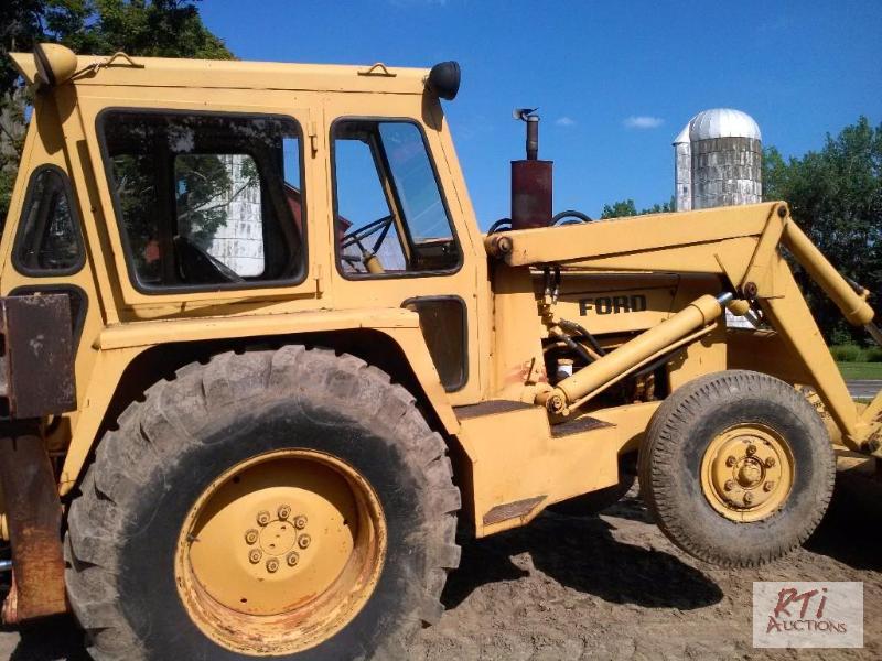 lot 27 image: Ford 5550 Backhoe