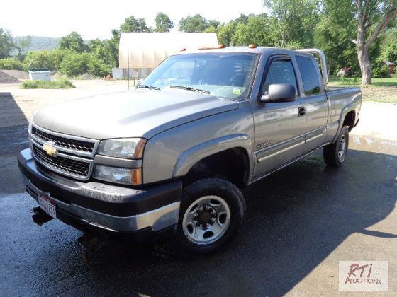 lot 3 image: 2006 Chevy 2500HD 4WD Ext-cab Pickup Truck