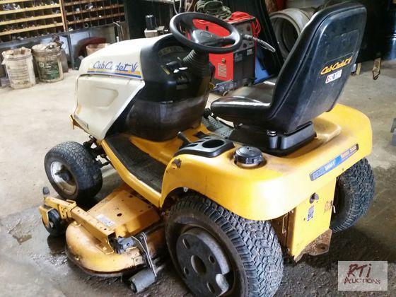 lot 30 image: Cub Cadet GT3204 Lawn and Garden Tractor