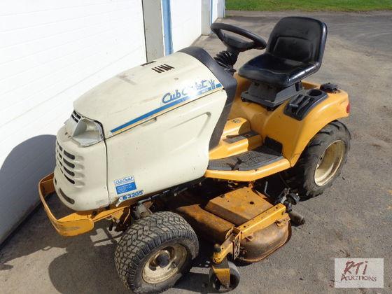 lot 31 image: Cub Cadet 3205 Lawn & Garden Tractor