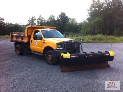 lot 5 image: 2004 Ford F550 SA PlowDump Truck