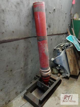 lot 73 image: Telescopic Truck Hoist Cylinder w Saddle