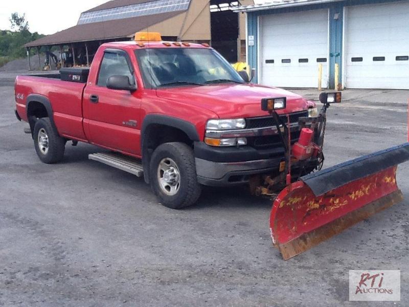 lot 8 image: 2002 Chevrolet 2500 4WD Pickup