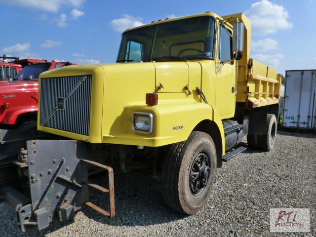 lot 11 image: 1998 Volvo single axle dump truck, 3306 cat d...