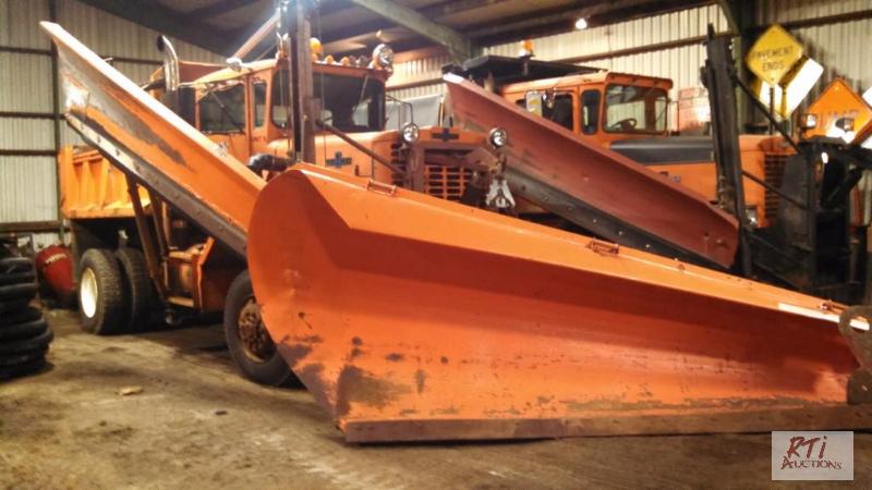lot 12 image: 1977 Oshkosh Model P2323-203 SN 86106 with ...