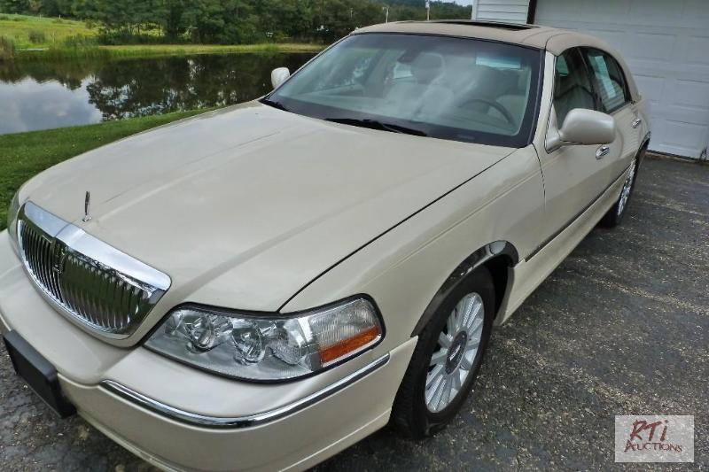 lot 2 image: 2003 Lincoln Town Car Cartier edition, 4.6 v8...