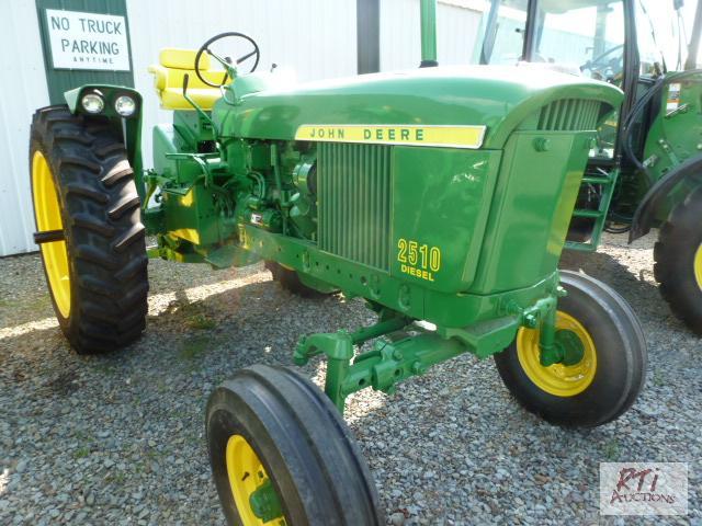 lot 21 image: 1966 John Deere 2510 diesel, 55hp, 8spd trans...