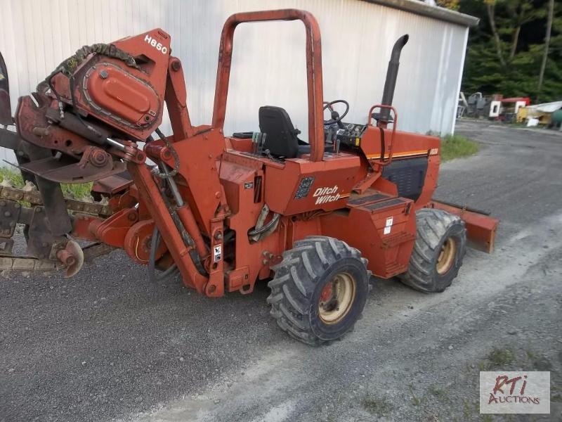 lot 22 image: Ditch Witch 7020 hydrostatic Trencher with ro...