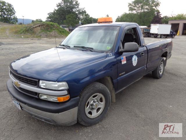 lot 3 image: 2001 Chevy 1500 2WD Reg. cab pickup, VIN 1GC...