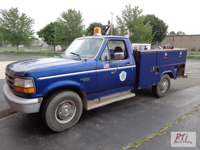 lot 4 image: 1997 Ford F-350 2WD Reg. cab Utility Truck, V...