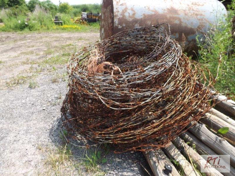 lot 55 image: Large quantity of previously used barb wire. ...