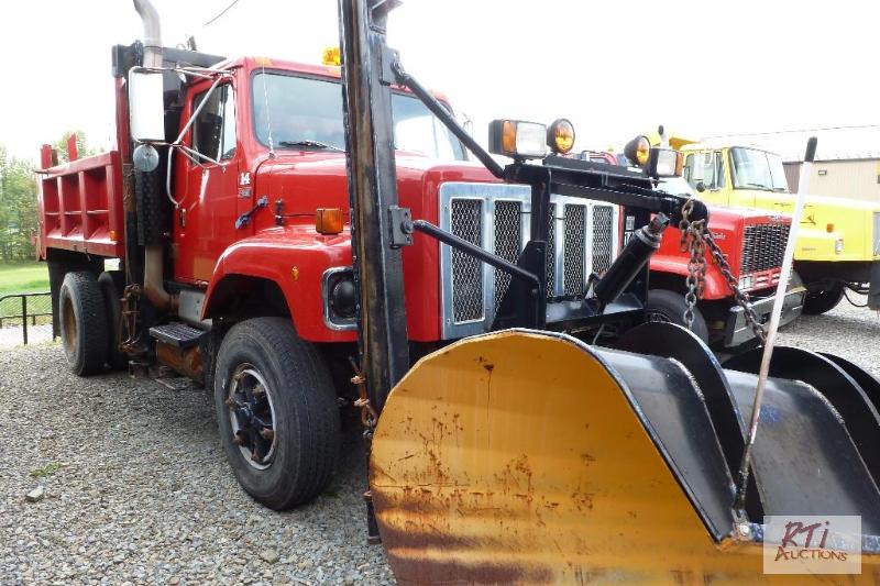 lot 9 image: 1988 International S2600 single axle dump w ...