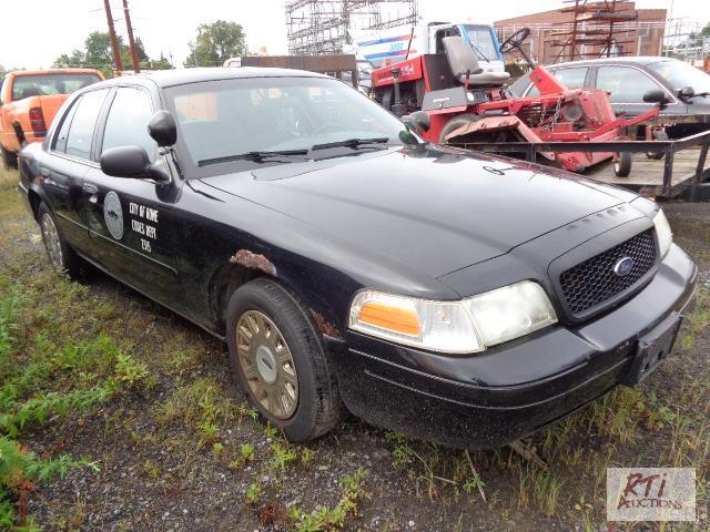 lot 11 image: 2003 FORD Crown-Vic, (#2315) VIN 2FAFP71W43X...