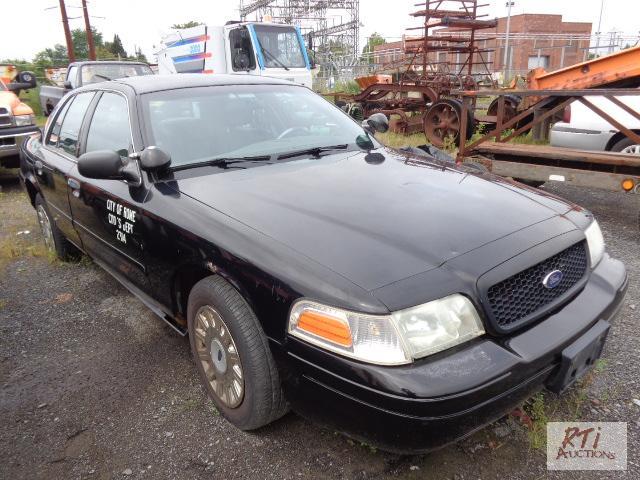 lot 12 image: 2003 FORD Crown-Vic, (#2314) VIN 2FAFP71W43X...