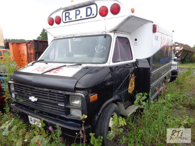 lot 20 image: 1983 CHEVY Bus (#157) , VIN 2BGHG31M4D413303...
