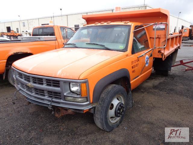 lot 23 image: 1999 CHEVY 3500 4WD SA DUMP TRUCK, VIN 1GBJ...