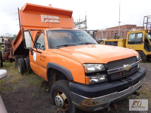 lot 29 image: 2004 CHEVY 3500 (#245) 4WD SA Dump, VIN 1GB...