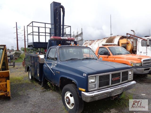 lot 30 image: 1987 GMC SIERRA 3500 (#879) 4WD Platform Truc...