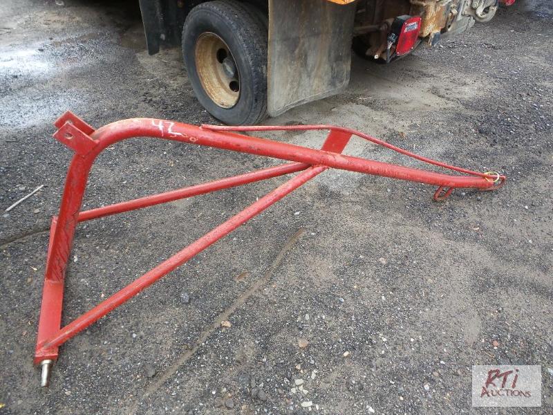 lot 42 image: 3-pt hitch lifting boom....