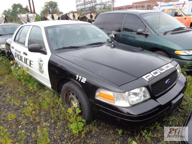 lot 5 image: 2010 FORD Crown-Vic, (#112) VIN 2FABP7BV9AX1...
