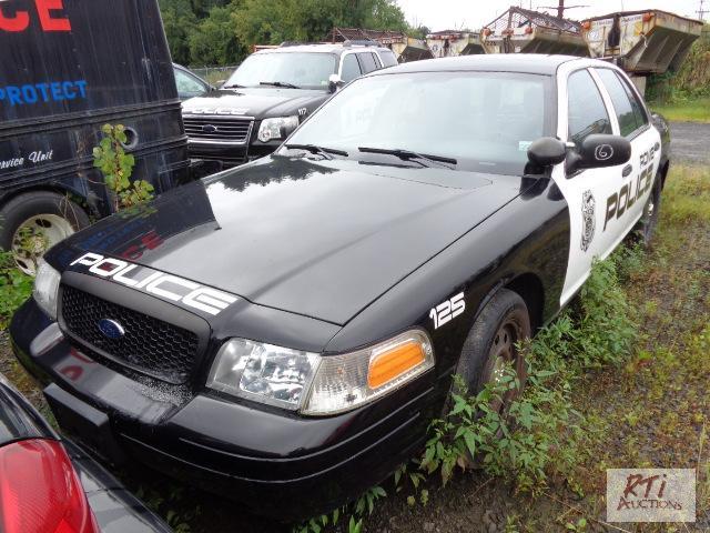 lot 6 image: 2010 FORD Crown-Vic, (#125) VIN 2FABP7BV9AX1...