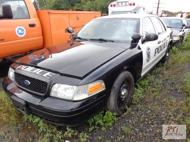 lot 8 image: 2007 FORD Crown-Vic, (#SRO2) VIN 2FAFP71W87X...