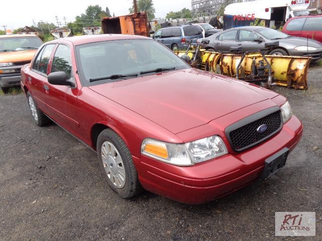 lot 9 image: 2006 FORD Crown-Vic, (#591) VIN 2FAHP71V9AW6...