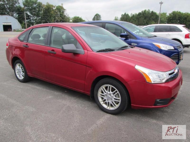 lot 10 image: 2009 Ford Focus SE 4DSD VIN# 1FAHD35NX9W25493...