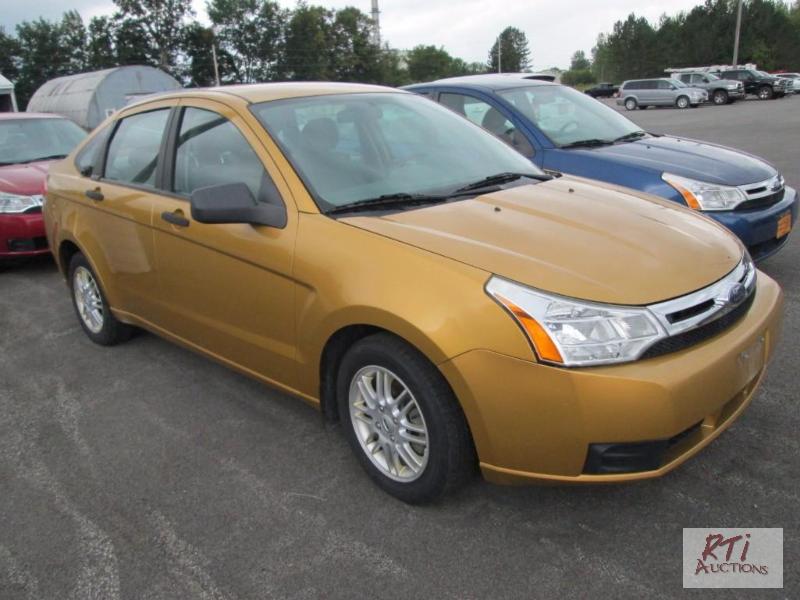 lot 11 image: 2009 Ford Focus SE 4DSD VIN# 1FAHP35N69W25493...