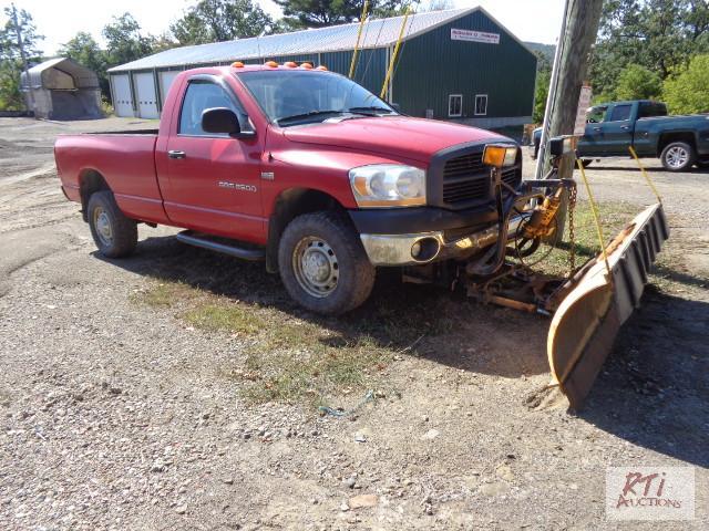 lot 13 image: 2006 Dodge RAM2500 4WD Reg. Cab Pickup Truck,...
