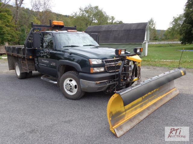lot 14 image: 2005 Chevy 3500 SA 4WD StakeDump Truck, VIN...