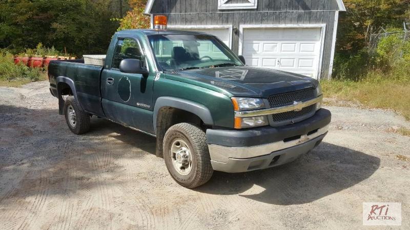lot 16 image: 2003 Chevrolet 2500HD reg. cab pickup. 4x4, 6...