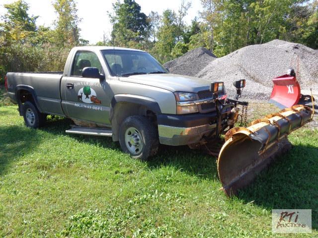 lot 17 image: 2003 Chevy 2500 4WD Pickup Truck, VIN 1GCHK2...