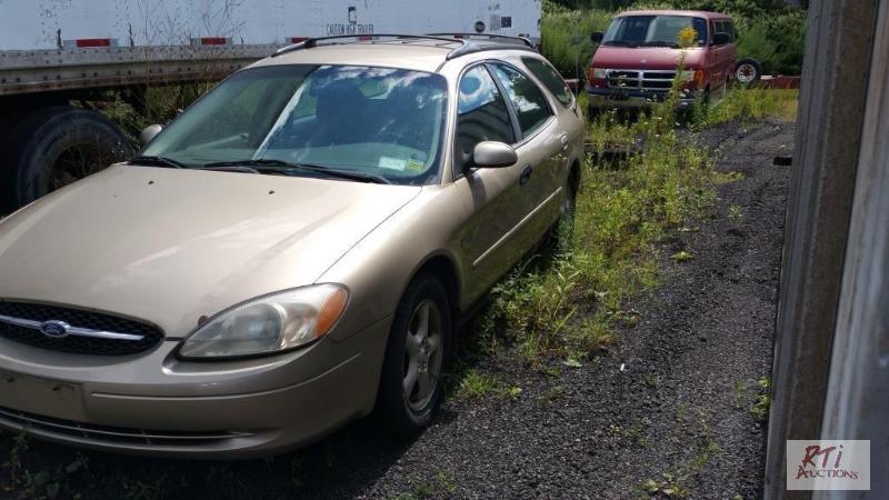 lot 18 image: 2001 Ford Taurus, VIN 1FAHP58S71A202983, AC,...