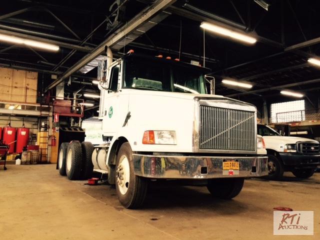 lot 22 image: 1992 GMCWhite TA TruckTractor, Mo. WCA64T,...